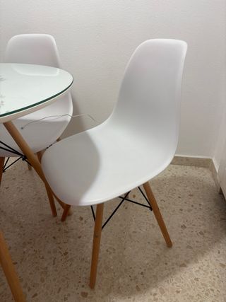 Mesa redonda con cristal y 4 sillas blancas
