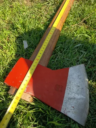 Hacha de madera y metal