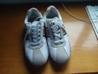 Deportivas blancas y beige