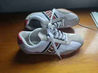 Deportivas blancas y beige