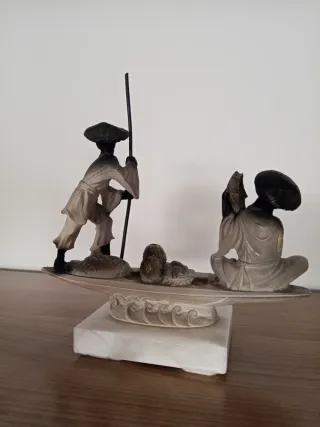 Escultura de pescadores en barca
