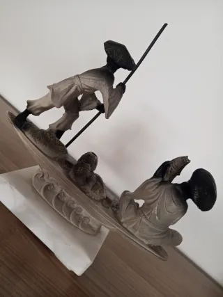 Escultura de pescadores en barca