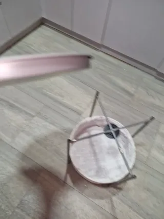 Mesa auxiliar redonda con cesto