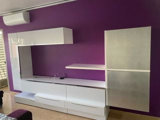 Mueble de salón moderno blanco y plata