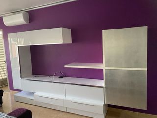 Mueble de salón moderno blanco y plata