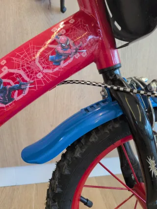 Bicicleta Spiderman 14 pulgadas con ruedines