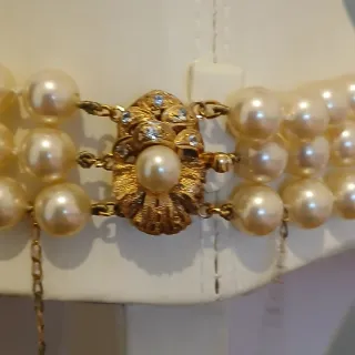 Collar de perlas triple con broche dorado