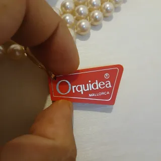 Collar de perlas triple con broche dorado