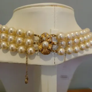 Collar de perlas triple con broche dorado