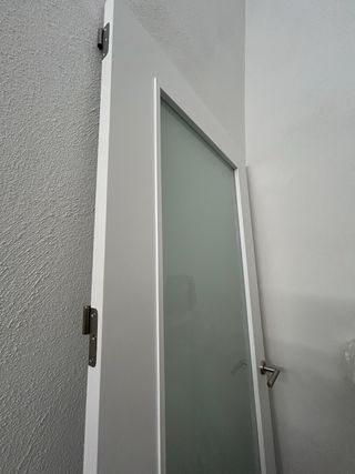 Puerta blanca lacada con cristal traslucido