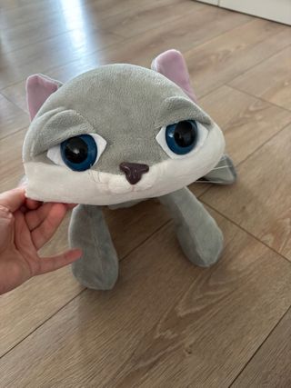 Peluche gato gris sobrecama