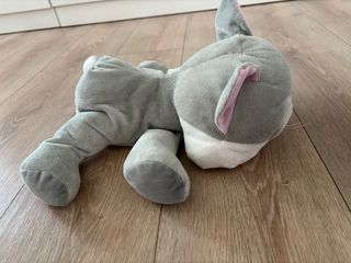 Peluche gato gris sobrecama