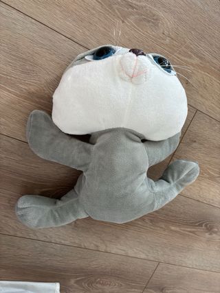 Peluche gato gris sobrecama
