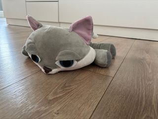 Peluche gato gris sobrecama