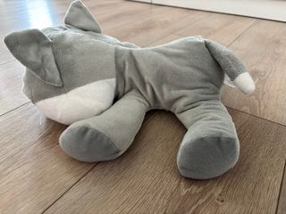 Peluche gato gris sobrecama