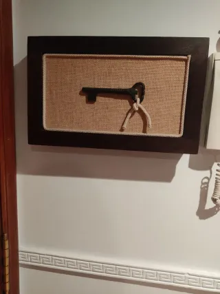 Marco decorativo con llave antigua