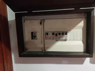 Marco decorativo con llave antigua