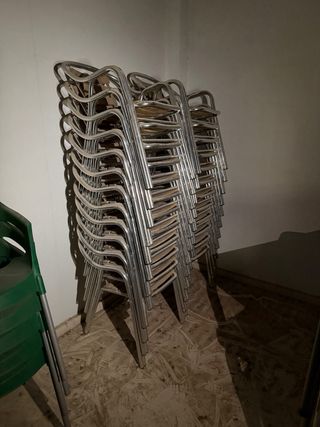 Mesa y sillas metálicas