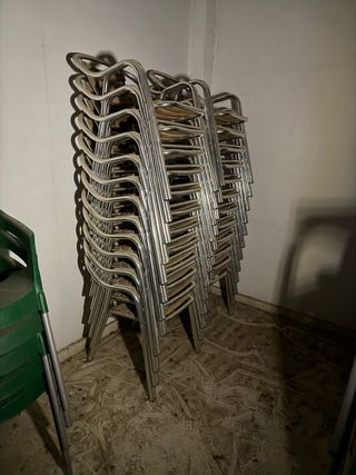 Mesa y sillas metálicas