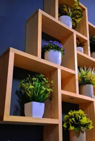 Estantería de madera decorativa