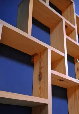 Estantería de madera decorativa