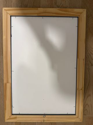 Espejo de pared con marco de madera.