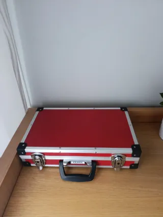 Maletín metálico rojo Perel