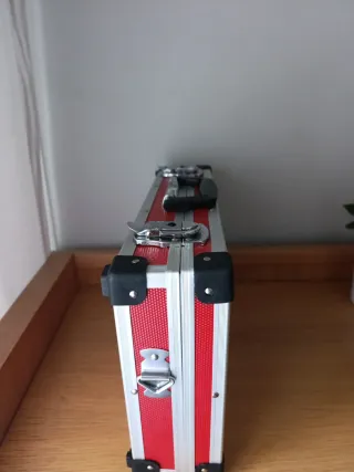 Maletín metálico rojo Perel