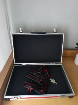 Maletín metálico rojo Perel