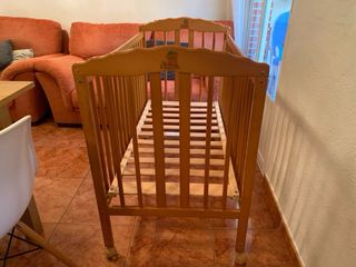 Cuna de madera para bebé