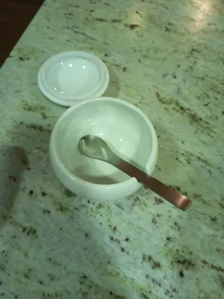 Azucarero moderno blanco y plateado