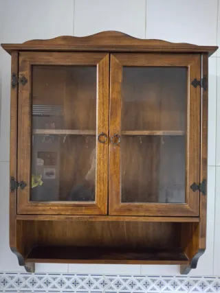 Mueble vitrina de madera y cristal