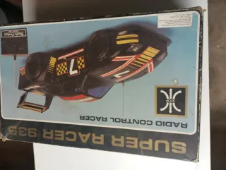 Coche teledirigido negro con alerón