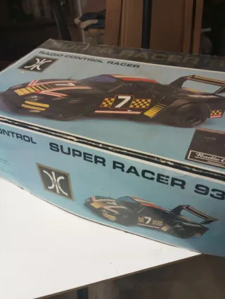 Coche teledirigido negro con alerón