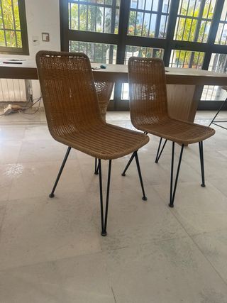 Mesa comedor y 12 sillas mimbre y madera