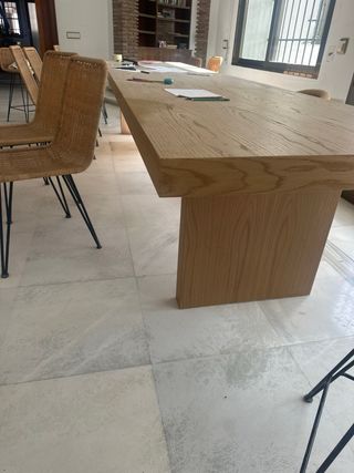 Mesa comedor y 12 sillas mimbre y madera