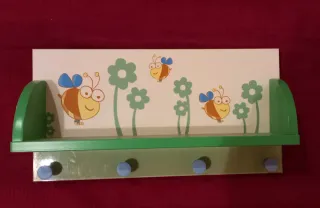 Estantería infantil perchero abejas