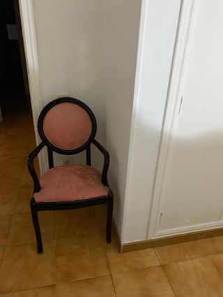 Silla vintage tapizada rosa y negra
