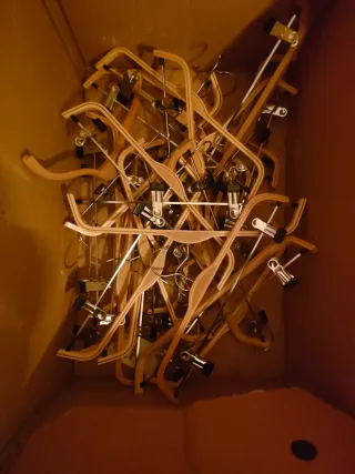 Perchas de madera y metal