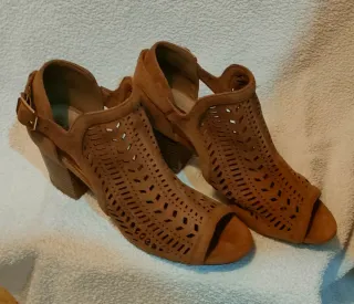 Sandalias Botín Marrón con Tiras