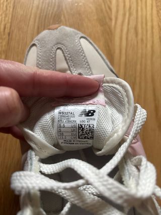 Zapatillas color crema y Rosas