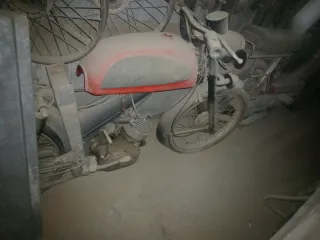 Moped Clásica Roja y Gris