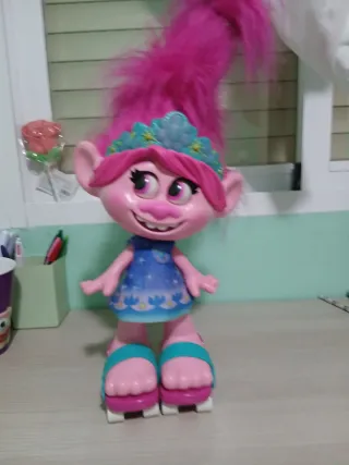 Muñeca Trolls Poppy con Corona y Patines