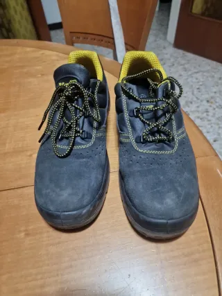 Zapatos de trabajo negros y amarillos