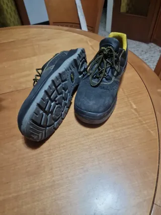 Zapatos de trabajo negros y amarillos