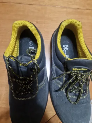 Zapatos de trabajo negros y amarillos