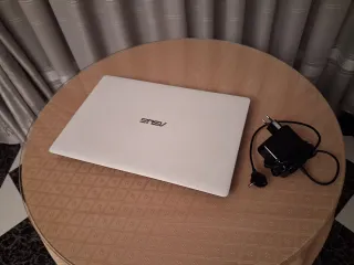 Portátil Asus Blanco y Negro