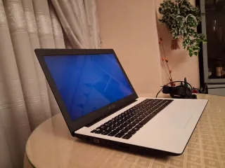 Portátil Asus Blanco y Negro