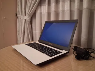 Portátil Asus Blanco y Negro