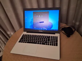 Portátil Asus Blanco y Negro